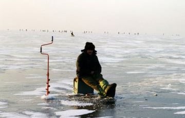 У Днепра в Могилеве мужчины стояли цепочкой, взявшись за руки, чтобы спасти рыбака