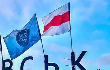 На въезде в украинский Покровск подняли бело-красно-белый флаг