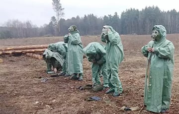 Под Лунинцем военные в противогазах проводят дезинфекцию и деактивацию