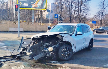 В Минске водитель Volvo поехал на «красный», протаранил BMW и врезался в маршрутку на встречной полосе