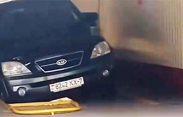Аўтамабіль на тэхаглядзе ў Менску праваліўся ў яму