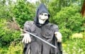 Белорус пожаловался на «очень страшное пугало» у соседа на участке