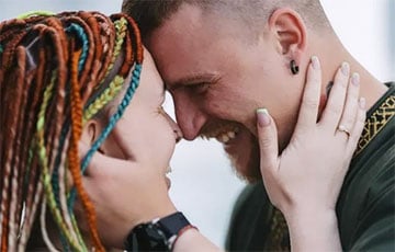Украинский защитник, который вернулся из плена, и потерял две ноги, сделал своей девушке предложение