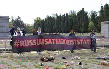 У Варшаве актывісты зладзілі акцыю да візіту амбасадара РФ да помніка савецкім салдатам