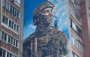 У РФ да 9 мая намалявалі мурал у гонар ваяра «Азова»