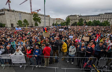 Budapest Hosts Large-scale Protest Against Orban's New Law