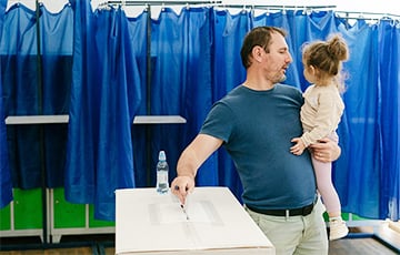 Прэзідэнцкія выбары ў Румыніі: экзітполы аддаюць перамогу мэру Бухарэста