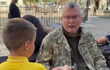 Маленькі ўкраінец падышоў да вайскоўцаў з падарункамі і замілаваў Сетку