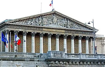 Каля будынка парламента ў Парыжы фермеры ўчынілі пратэст на трактарах