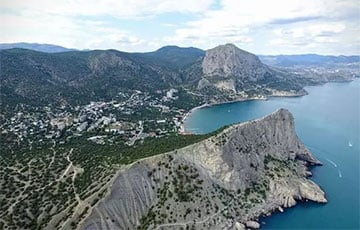 У берегов оккупированного Крыма опрокинулось судно