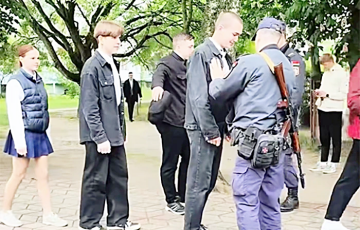 В Березе выпускников школ перед централизованным экзаменом обыскивали