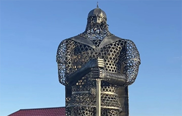 У Валожыне з'явілася загадкавая 8-метровая скульптура