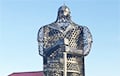 У Валожыне з'явілася загадкавая 8-метровая скульптура