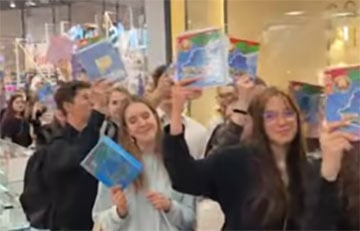Менскія школьнікі сталі ў вялізную чаргу