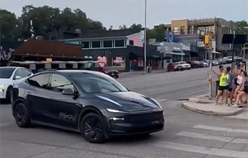 Tesla запускает сеть роботакси в США