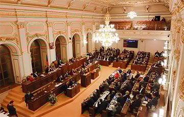 Парламент Чехии планирует выразить вотум недоверия правительству Фиалы