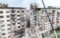 Российская баллистика вошла настолько глубоко в дом в Киеве, что провалила бетонные перекрытия в подвал
