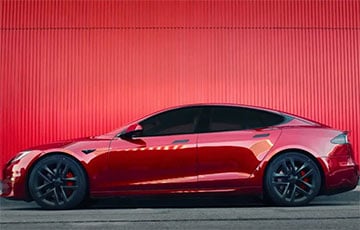 Tesla запустила первые роботакси
