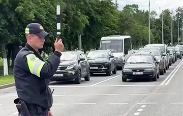 В Рогачеве власти создали искусственную пробку на дороге
