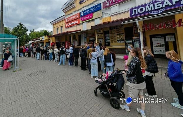 В Минске выстроилась огромная очередь возле метро