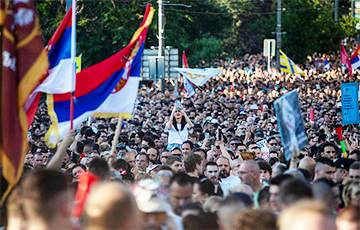 Пратэстоўцы ў Бялградзе перацялі вуліцы і ўзвялі барыкады