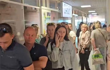 В гомельском магазине выстроилась гигантская очередь