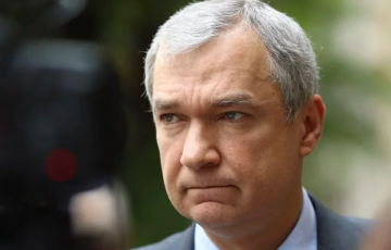 В Варшаве на Павла Латушко опрокинули урну с мусором