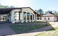 Рядом с Минском на берегу водоема продают элитный коттедж