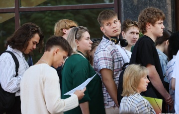 Ва ўсім Менску збіраюцца вялізныя чэргі