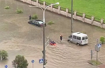 У Менску мужчына паплыў на лодцы проста па вуліцы праз моцнае падтапленне