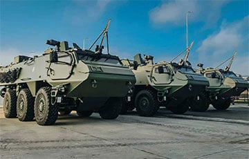 Премьер-министр Латвии привезла с собой в Украину 15 БТР Patria