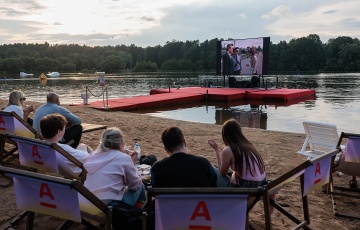 На пляже в Минске показывают фильмы
