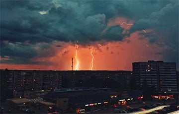 У Наваполацку зафіксавалі злавесна прыгожыя маланкі на захадзе сонца