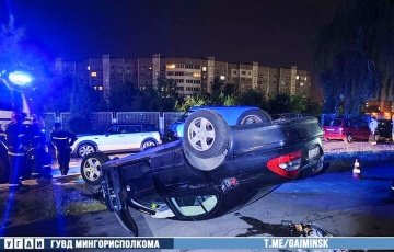 В минском дворе перевернулся Mercedes: пострадали столб и Geely