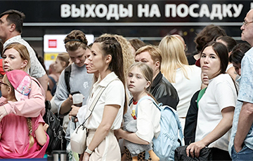 Тысячи россиян застряли в аэропортах