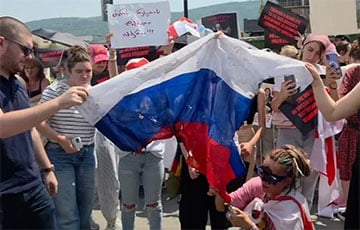 В Грузии сожгли флаг РФ в знак протеста против допуска «нейтральных» спортсменов на ЧМ по фехтованию