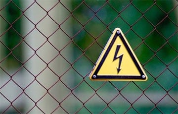 Двое рабочих погибли от удара током при перевешивании кабеля через трассу в Речицком районе