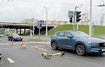 В Минске водитель Audi проехал на красный и на переходе столкнулся с девушкой на самокате