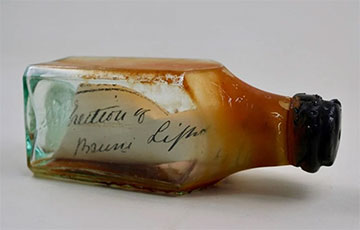 Художник обнаружил 122-летнее послание в бутылке в стене маяка