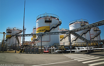 Дроны поразили нефтебазу возле аэропорта в Сочи