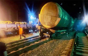Вагоны с корабельным топливом сошли с рельсов в Еврейской автономной области РФ