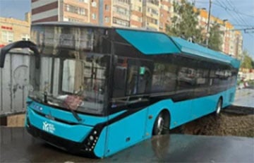 Белорусский троллейбус провалился под асфальт в Казани