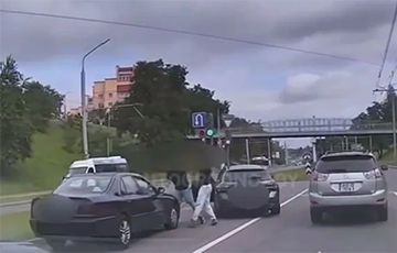 У Горадні кіроўцы пабіліся проста на дарозе