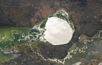 Озеро в Африке превращается в огромное серебристое зеркало благодаря редкому явлению