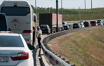 Очередной коллапс на Крымском мосту: движение полностью остановлено