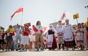 Hundreds Of Belarusians Marched Under White-red-white Flags Through The Streets Of Vilnius
