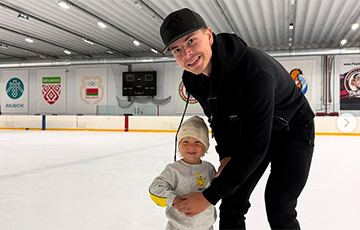 Шарангович поставил двухлетнего сына на коньки