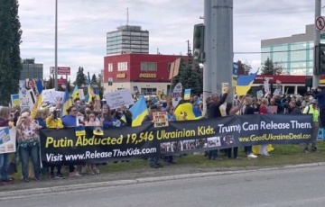 В Анкоридже на Аляске проходит большой митинг в поддержку Украины