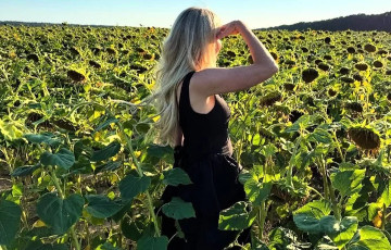 Дочь Келлога опубликовала фото в подсолнухах и сравнила их с Украиной