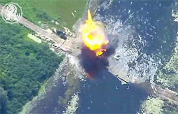 ВСУ разбомбили «Мста-Б» с грузовиком в момент перевозки через реку Сейм